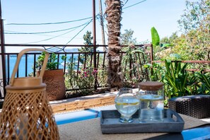A balcony with a view of the sea, a wicker basket, a glass jar, and a metal tray. - Apartment in Trogir with Seaview, Terrace, Air condition, WIFI (3459-3) (Trogir)
