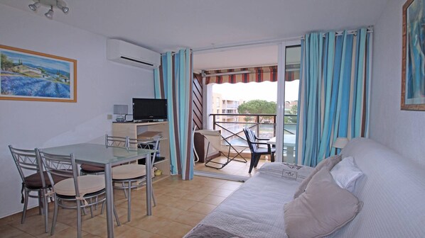 Télévision à écran plat, lecteur de DVD