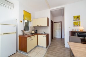 Refrigerador, microondas, placa de cocina, lavavajillas