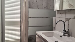 A modern bathroom with a large shower, a double sink, and a mirror. - Apartment in Žuljana with Seaview, Terrace, WIFI, Dishwasher (3558-2) (Žuljana)