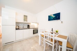 Réfrigérateur, four, plaque de cuisson, cafetière/bouilloire