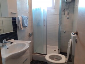 Bathtub, towels