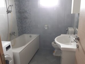 Bathtub, towels