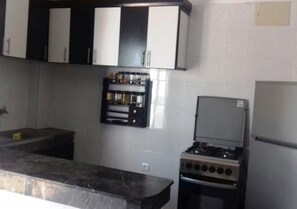 Kühlschrank, Ofen, Herdplatte, Kochgeschirr/Geschirr/Besteck