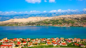 A coastal town with a clear view of the sea and mountains in the background. - Apartment in Novalja with Seaview, Terrace, Air condition, WIFI (3565-9) (Novalja)