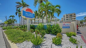 Property grounds - Great location on Siesta Key Beach with a wraparound balcony! Close to pool! (Sarasota)