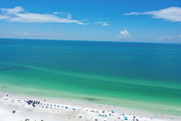 On the beach - Great location on Siesta Key Beach with a wraparound balcony! Close to pool! (Sarasota)