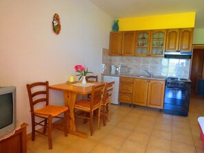 Réfrigérateur, four, plaque de cuisson, cafetière/bouilloire