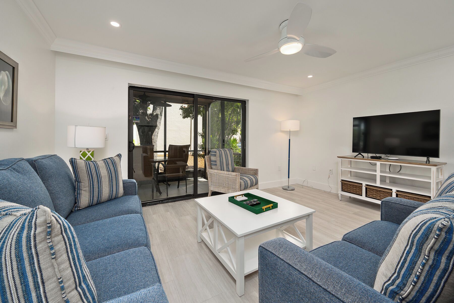 Una televisión, un reproductor de DVD