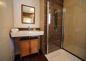 Shower, hair dryer, towels - Apartment in Zagreb with Air condition, WIFI, Washing machine, Dishwasher (4332-1) (Zagreb)