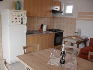 Kjøleskap, ovn, kaffetrakter/tekoker og fryser