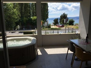 Outdoor dining - Apartment in Omiš with Seaview, Terrace, Air condition, WIFI (3422-3) (Omiš)
