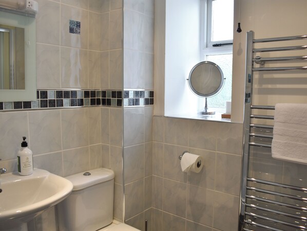 A bathroom with a sink, toilet, and a window with a mirror. - The Owlery at Aysgarth (Aysgarth, near Leyburn)