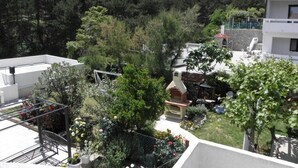 A residential area with a barbecue grill, potted plants, and a view of mountains. - Studio apartment in Baška with Terrace, Air condition, WIFI, Washing machine (863-1) (Baška)