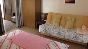 A room with a sofa, a bed, a wardrobe, and a chair. - Studio apartment in Baška with Terrace, Air condition, WIFI, Washing machine (863-1) (Baška)