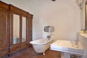 Badewanne, Haartrockner, Bidet