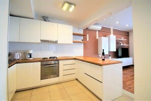 Frigorífico, microondas, horno y placa de cocina