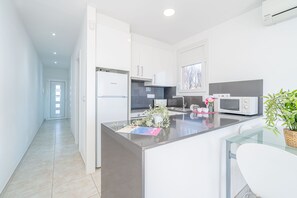 Een koelkast, een microgolfoven, een oven, een vaatwasser