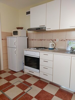 Kühlschrank, Mikrowelle, Ofen, Herdplatte