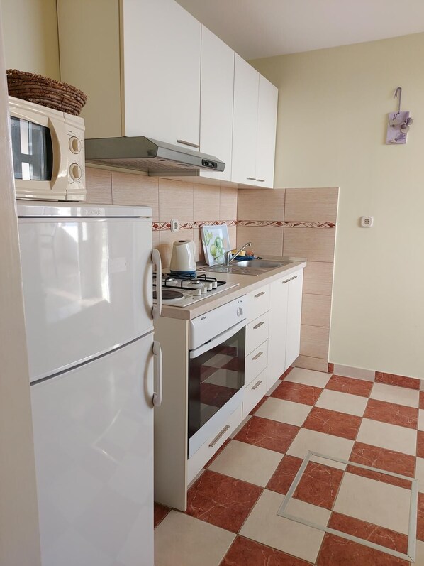 Fridge, microwave, oven, coffee/tea maker