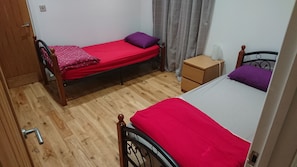2 habitaciones, tabla de planchar con plancha, wifi y ropa de cama
