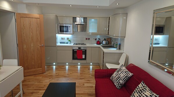 Fridge, microwave, oven, stovetop - Beautiful 2 Bedroom Apartment In Coulsdon (London)