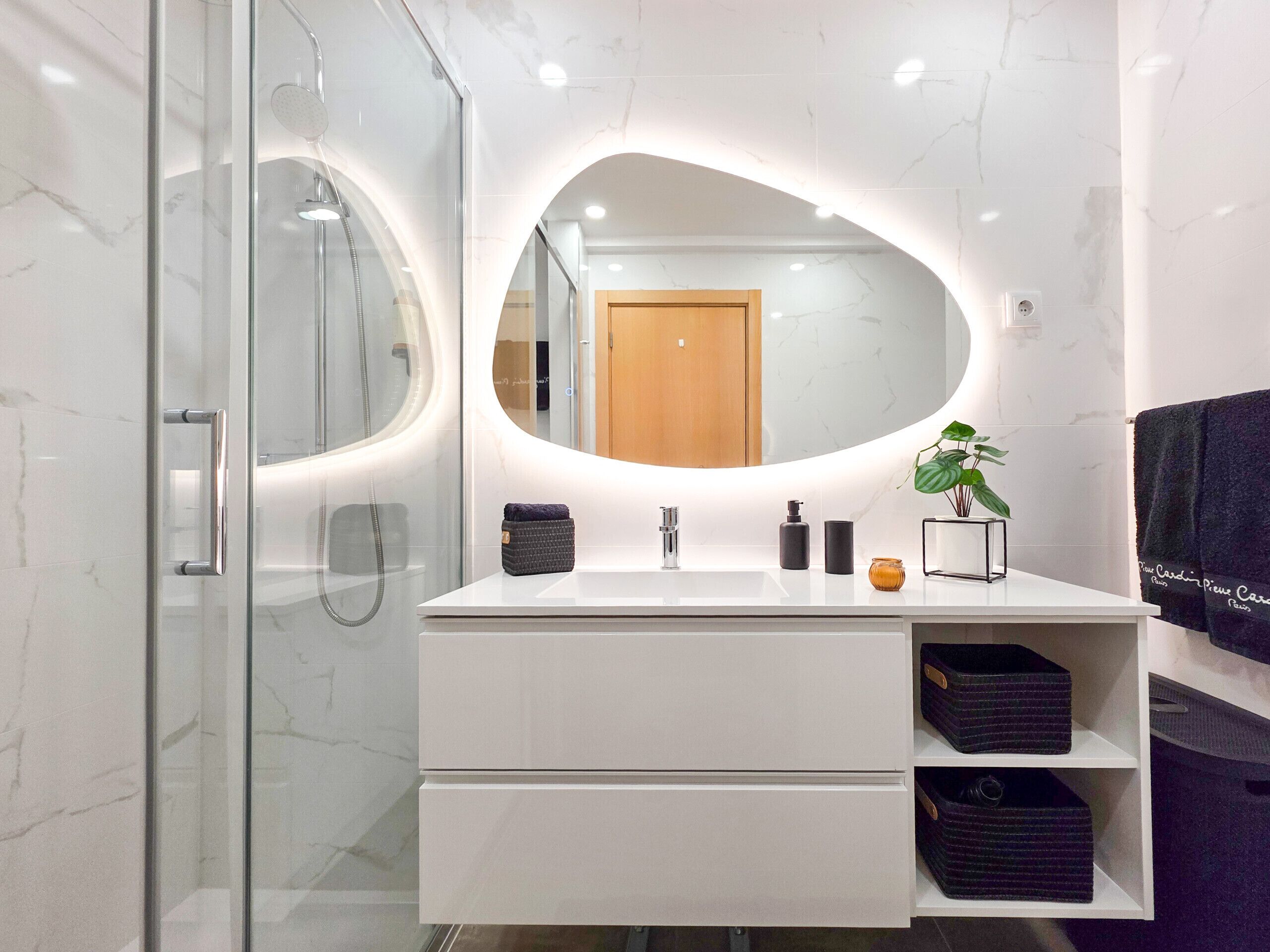 Baignoire, sèche-cheveux, bidet, serviettes fournies