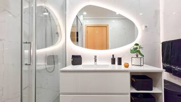 Bathtub, hair dryer, bidet, towels