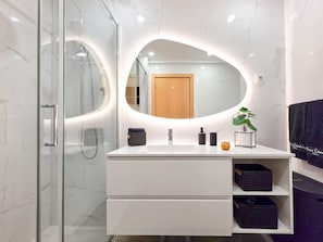 Bathtub, hair dryer, bidet, towels