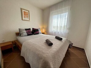 2 عدّة غرف نوم وواي فاي مجانًا وملاءات أسرّة