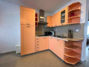 ثلاجة، ماكينة لصنع القهوة/الشاي، غلّاية كهربائية