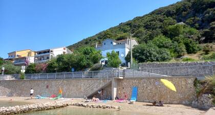 Apartment 3750-1 for 8 Pers. in Supetarska Draga