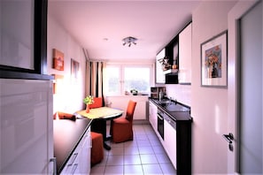 Fridge, microwave, stovetop, dishwasher - Your home-away-from-home in Oldenburg - individual and centrally located (Oldenburg)