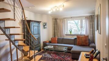 Fernseher, DVD-Player, Bücher, Stereoanlage