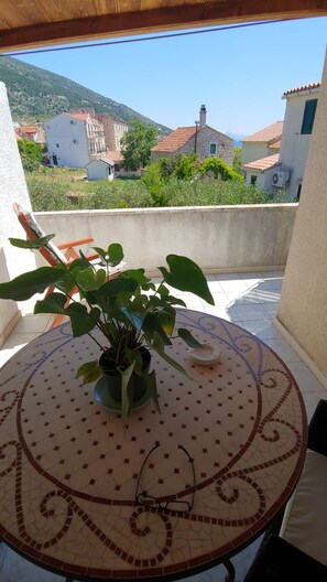 Outdoor dining - Studio apartment in Bol with Balcony, Air condition, WIFI, Washing machine (3634-3) (Bol)