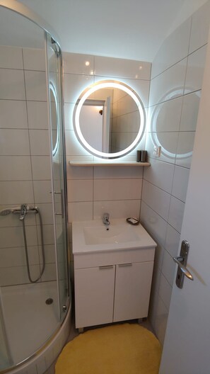 Shower, towels - Studio apartment in Bol with Balcony, Air condition, WIFI, Washing machine (3634-3) (Bol)