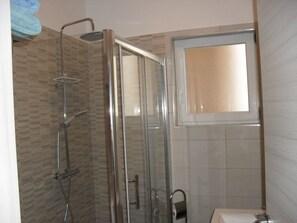 Bathtub, towels