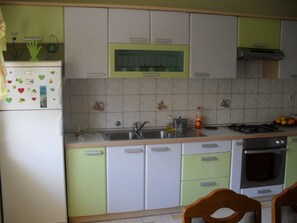 Refrigerador, horno, cafetera y tetera y tostadora 