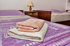 2 عدّة غرف نوم ومكواة/لوح كي وواي فاي مجانًا وملاءات أسرّة