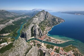Aerial view - Apartment in Omiš with Balcony, Air condition, WIFI, Washing machine (3422-8) (Omiš)