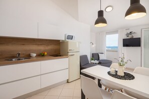Fridge, microwave, coffee/tea maker, electric kettle - Apartment in Vodice with Seaview, Terrace, Air condition, WIFI (94-8) (Vodice)