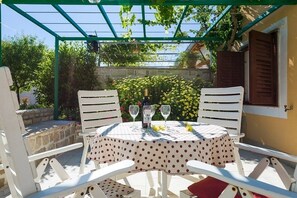 Outdoor dining - Apartment in Bol with Terrace, Air condition, WIFI, Dishwasher (155-3) (Bol)