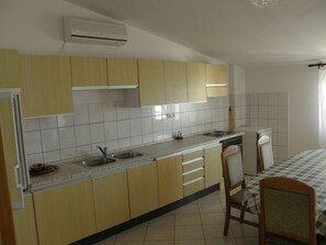 Fridge, oven, coffee/tea maker, electric kettle - Apartment in Duće with Seaview, Terrace, Air condition, WIFI (900-2) (Duce)