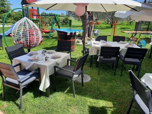 Outdoor dining - Holiday Home in Vodnjan with Terrace, Air condition, WIFI, Washing machine (3556-1) (Vodnjan)