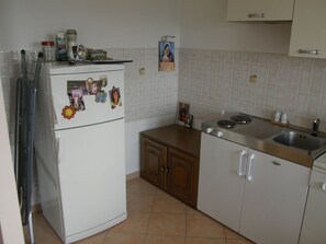 Jääkaappi, liesi, astianpesukone, kahvin-/teenkeitin