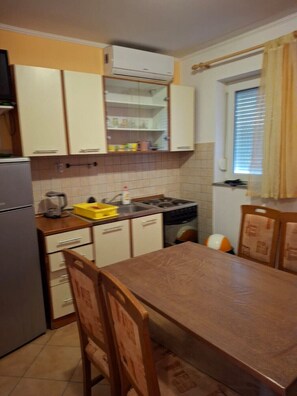 Fridge, oven, coffee/tea maker, electric kettle