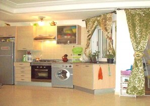 Kjøleskap, ovn, kokeplater og kaffetrakter/tekoker