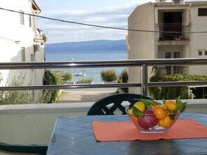 Outdoor dining - Studio apartment in Duće with Seaview, Balcony, Air condition, WIFI (4173-7) (Duce)