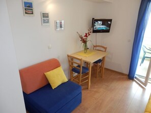 TV - Studio apartment in Duće with Seaview, Balcony, Air condition, WIFI (4173-7) (Duce)