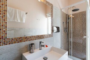 Dusche, Haartrockner, Bidet